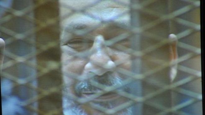 حجازى يؤم المتهمين بالقفص الزجاجى لإداء صلاة الظهر بقضية تعذيب ضابط برابعة