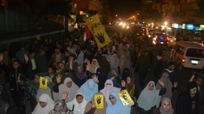  نساء جماعة الإخوان ينظمن مسيرة ليلية رفضا لترشح المشير للرئاسة في أسيوط