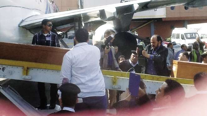 وصول جثامين 14 شهيدامن أحداث سيناء إلى مطار ألماظة