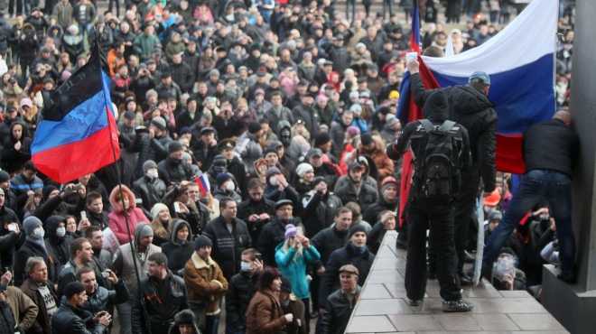 متظاهرون موالون لروسيا يهاجمون مقر النيابة العامة في 