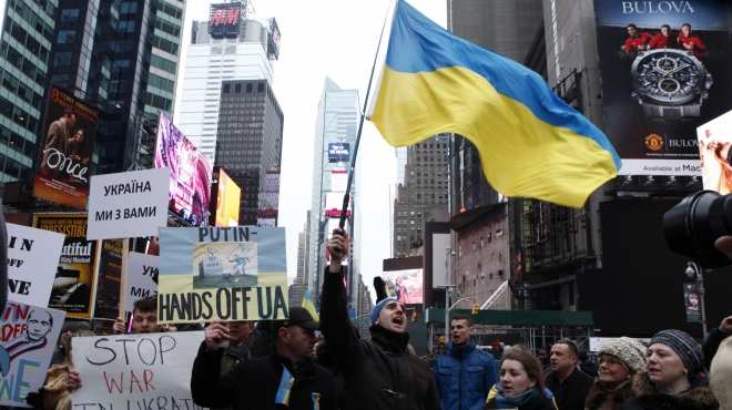 متظاهرون أوكرانيون يطالبون الحكومة بتحرك أكبر في مناطق الشرق