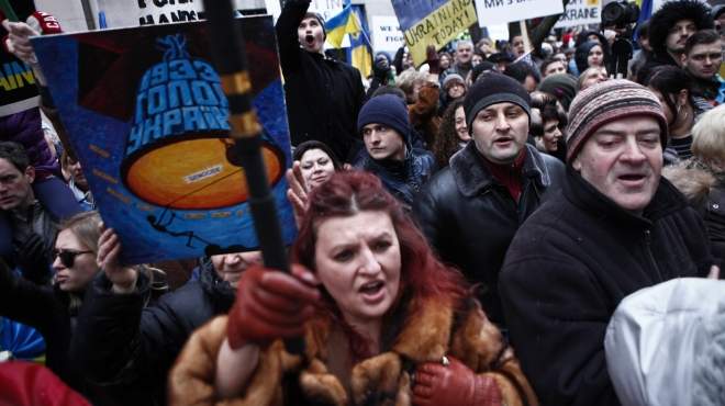 متظاهرون موالون لروسيا يقتحمون مقر الشرطة في 