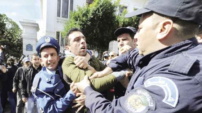 معركة «الرئاسة الجزائرية» تبدأ باعتقال المعارضين لـ«بوتفليقة»