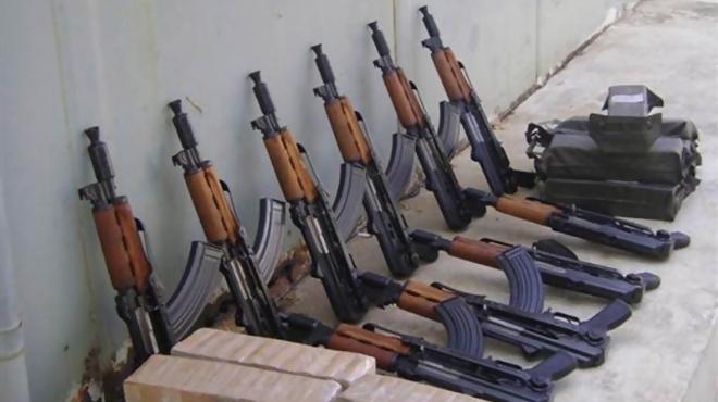 ضبط 22 بندقية آلية و1444 طلقة و21 شريط ذخيرة حية في المنيا 