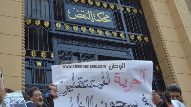 الأمن يلقي القبض على شقيقة علاء عبد الفتاح في مسيرة الاتحادية