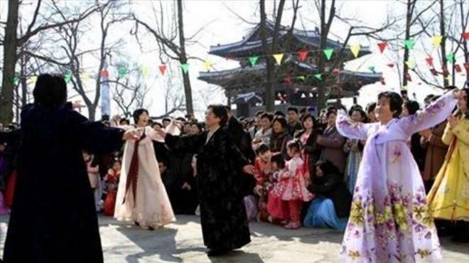 بالصور| على طريقة المصريين.. الكوريون الشماليون يرقصون أمام لجان الانتخاب على شرف زعيمهم