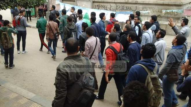  عاجل| خروج الآلاف من طلاب جامعة القاهرة عقب انفجار قنبلتين بكلية الهندسة