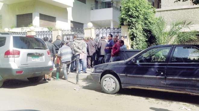 مصريون على باب السفارة الليبية يبحثون عن تأشيرة.. «هى موتة ولا أكتر»