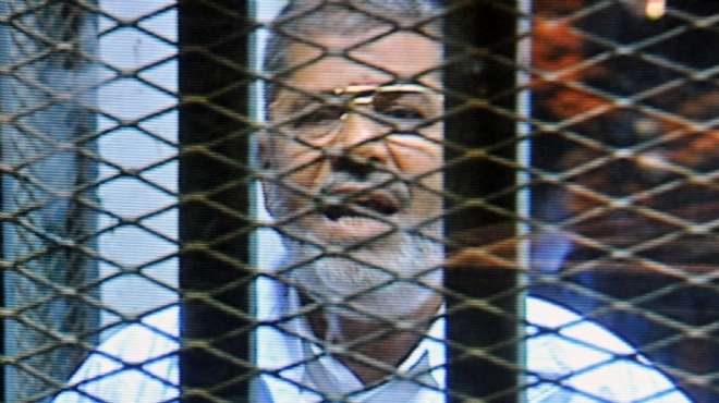 «مرسى» يعود إلى القفص 23 مارس بعد رفض «الاستئناف» رد المحكمة