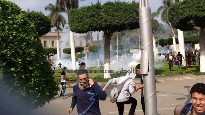  كر وفر وإغماءات بعد إطلاق الأمن قنابل مسيلة للدموع على الطلاب بجامعة القاهرة
