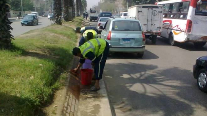  نائب مدينة الحامول يقود حملة نظافة وتجميل الشوارع ويشارك العمال 