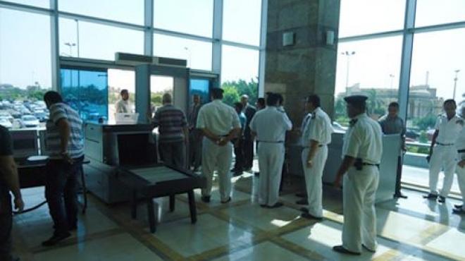مطار القاهرة يحبط محاولة تهريب قطع أثرية داخل طرود للسفارة البريطانية 