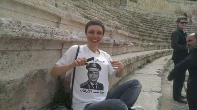 صحفية روسية ترتدى «تى شيرت السيسى»: نفسى أكون سفيرة لمصر