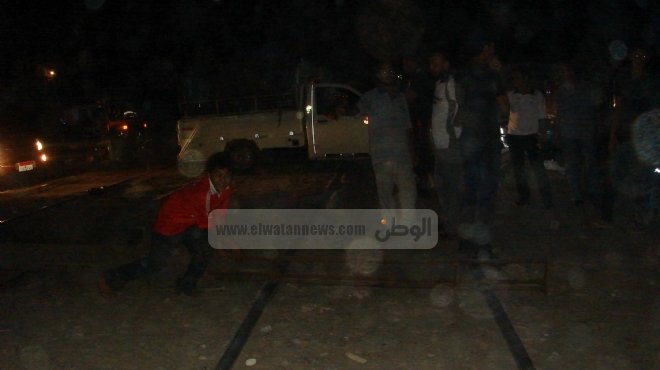  أهالي قرية بكفر الشيخ يقطعون السكة الحديد اعتراضًا على ممارسات الإخوان