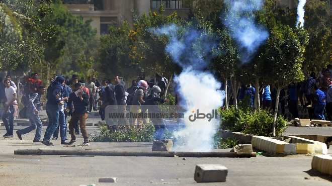  الأمن يفرق طلاب الإخوان بقنابل الغاز في شارع المخيم الدائم بـ