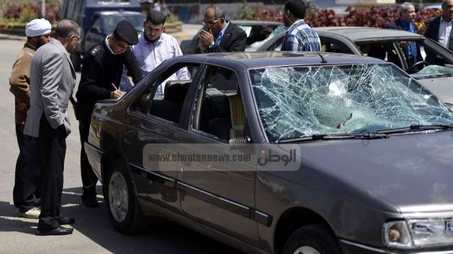  متظاهرو الإخوان يفشلون فى إحراق سيارة شرطة بعد كسر زجاجها الأمامي 