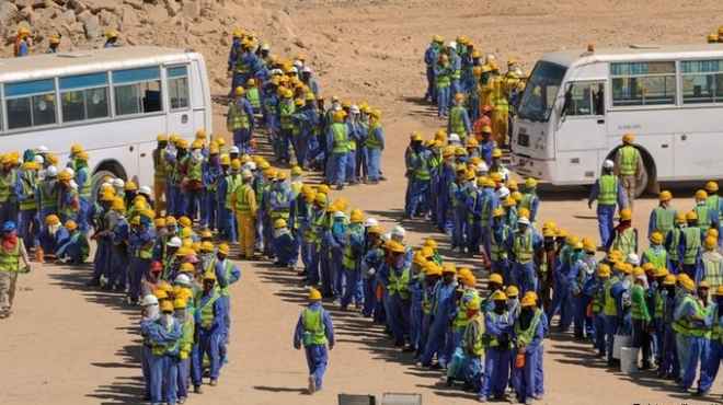 كتاب بريطاني: حالة غضب دولية من أوضاع العمال المهاجرين في قطر