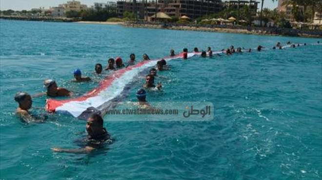 علم مصر يغطى مياه البحر الأحمر