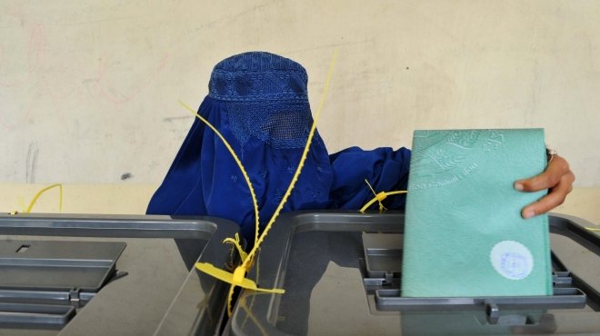 مسؤولو الانتخابات في أفغانستان يستأنفون إعادة فرز الأصوات