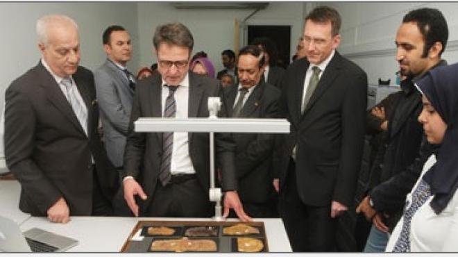 وزير الآثار يتفقد معمل الترميم الجديد بالمتحف المصري  