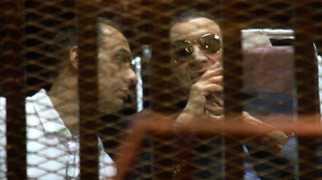 عاجل| مبارك يدخل قفص الاتهام استعدادًا للدفاع عن نفسه في 