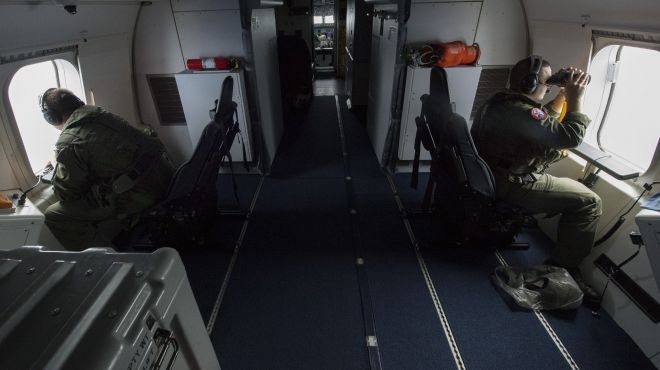 بالصور| البحرية الأمريكية تواصل البحث عن الطائرة الماليزية في المحيط الهندي