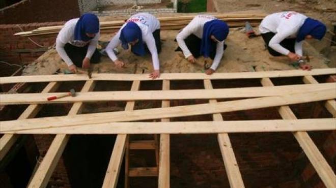 بالصور| 7 فتيات يتحدين الرجال بإنشاء سقف منزل