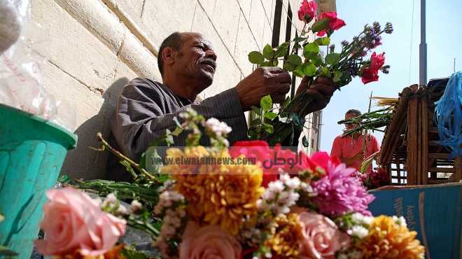  كنائس الغردقة تقدم الورود لضباط الشرطة في عيد القيامة 