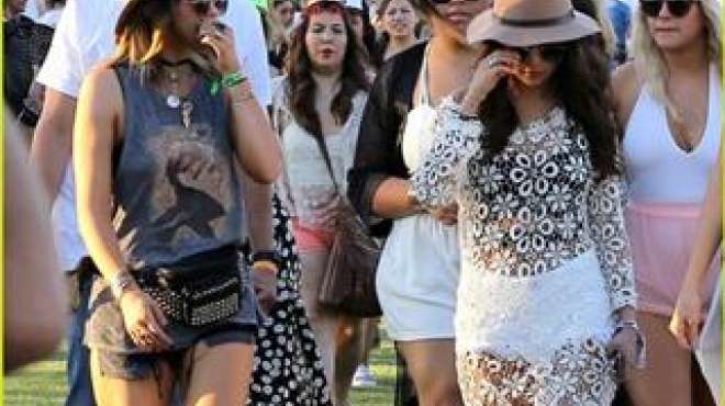 سيلينا غوميز ترتدي فستانا شفافا في مهرجان موسيقي بكاليفورنيا