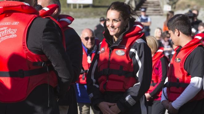 بالصور| الأمير ويليام وزوجته في رحلة بالقارب على أحد شواطئ نيوزلاندا