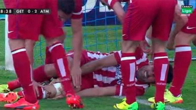 بالفيديو| دييجو كوستا يتعرض لإصابة في الركبة