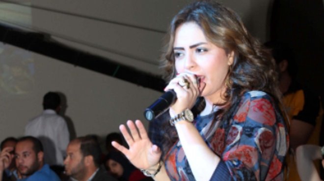 بالصور| ياسمين نيازي تغني في افتتاح مطعم بالمعادي