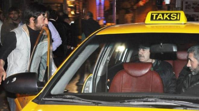 بالصور| مدمن مخدرات يهاجم سلجوق يونتام في التاكسي