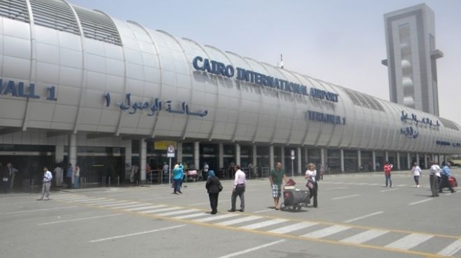 سلطات مطار القاهرة تضبط أسرة فلسطينية حاولت السفر إلى هولندا بتأشيرات مزورة