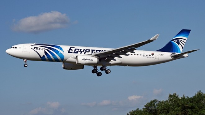 إقلاع طائرة مصرية جديدة تقل 145 عالقا على الحدود 