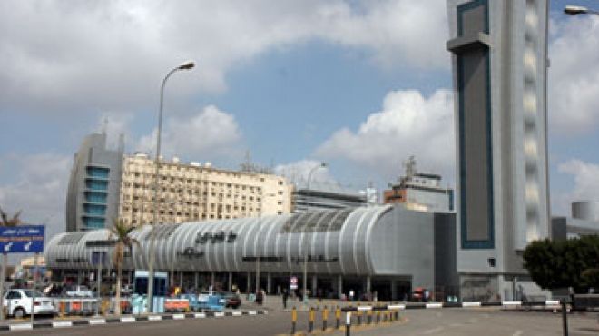 وصول وزير الدولة للشؤون الخارجية بالبحرين لمطار القاهرة  