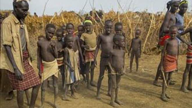 بالصور| أغرب عادات التصالح بين قبائل إفريقيا: تغطية الجسد بـ