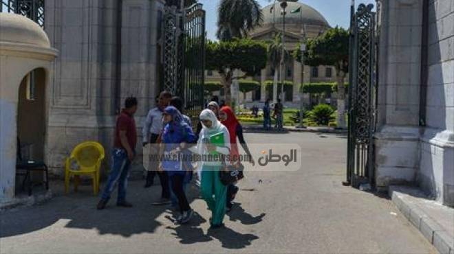 إقبال شديد على مكتب تنسيق جامعة القاهرة لسحب استمارات 