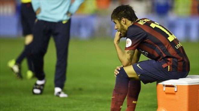 بالصور| خيبة أمل لاعبي برشلونة بعد خسارة الكأس