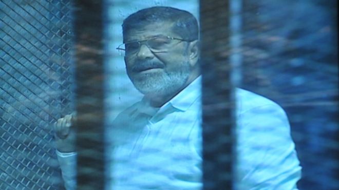  عاجل| الجنايات تؤجل محاكمة مرسي وقيادات الإخوان في أحداث الاتحادية إلى 3مايو 