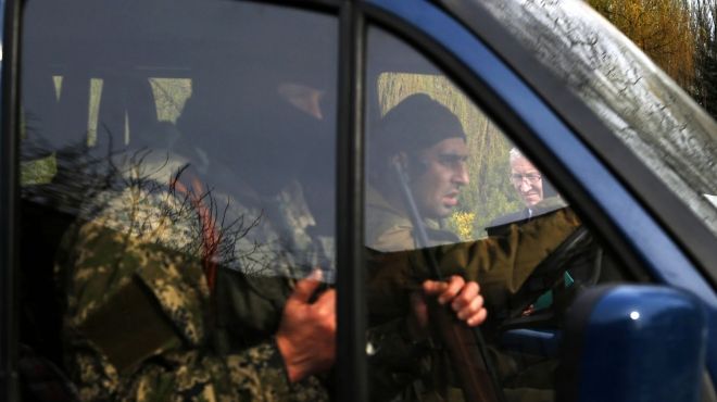 قوات حرس الحدود الأوكراني يفتشون قافلة المساعدات الروسية