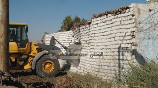  قوات الجيش والشرطة تزيلان 4 تعديات للمزارعين علي خط المياة بمطروح 