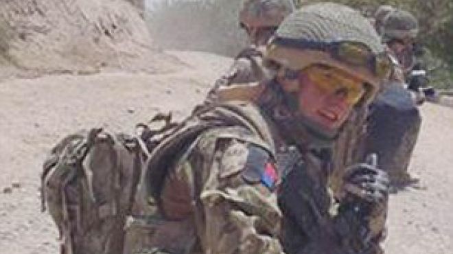 بالصور| جندي بريطاني يصنع خاتم خطبته من عملة معدنية أفغانية قديمة