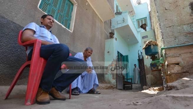 المسلمون والأقباط فى دهشور يتقاسمون الطعام.. والأمن: القبض على الهاربين خلال ساعات