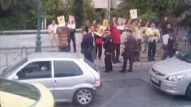 عناصر من الإخوان يحاولون اقتحام مقر سفارة مصر بأثينا