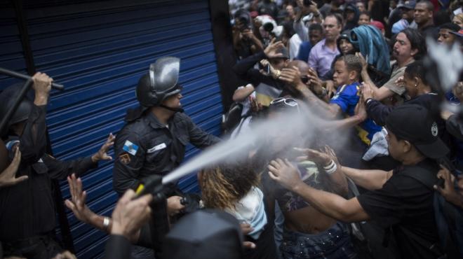 اشتباكات بين الشرطة البرازيلية وعمال مترو أنفاق مضربين