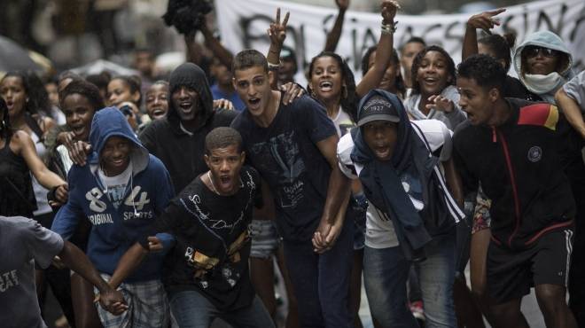 احتجاجات في ريو دي جانيرو على استضافة البلاد مباريات كأس العالم لكرة القدم