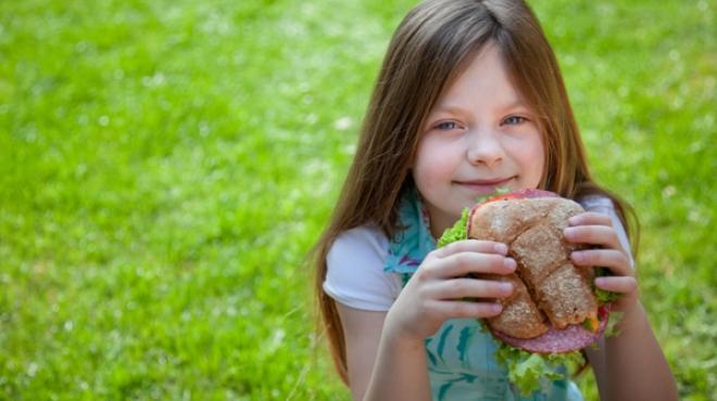  دراسة: الرياضة مع الأكل غير الصحي تساعد على زيادة وزن الأطفال 