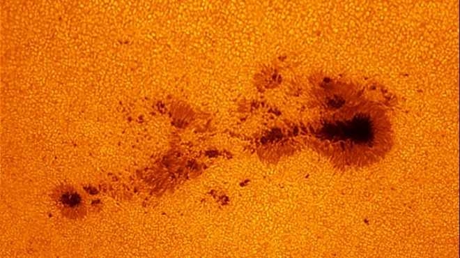بالصور| نشاط الشمس الإشعاعي ينتج بقعا سوداء تساوي حجم الأرض