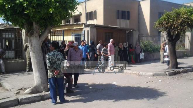 تجمهر الأهالي أمام مستشفى أولاد صقر المركزي في الشرقية لتحسين الخدمة